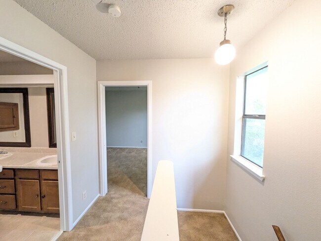 Building Photo - 330 W Byrd Blvd