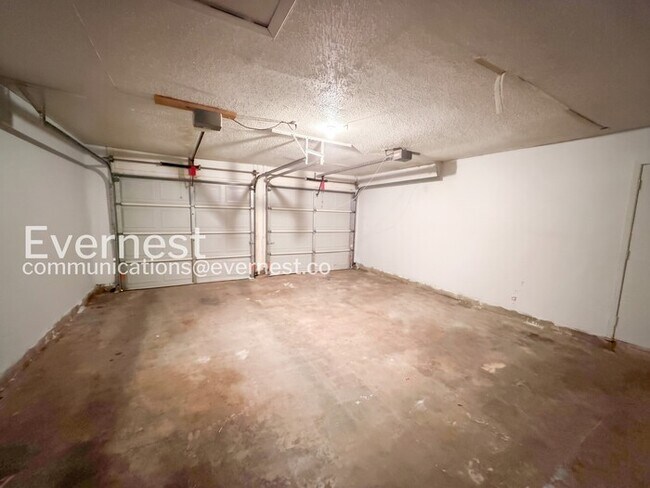 Building Photo - 3 Bed, 2 Bath Home with Fenced Yard & Garage / Pet-Friendly / Available Now!