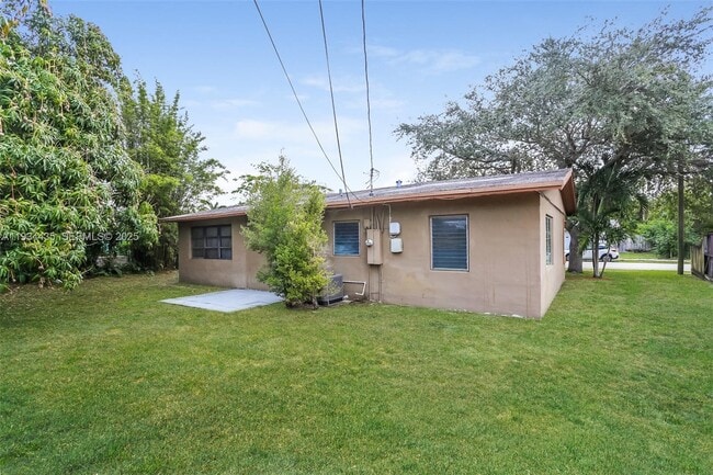 Building Photo - 2411 NE 10th Ave