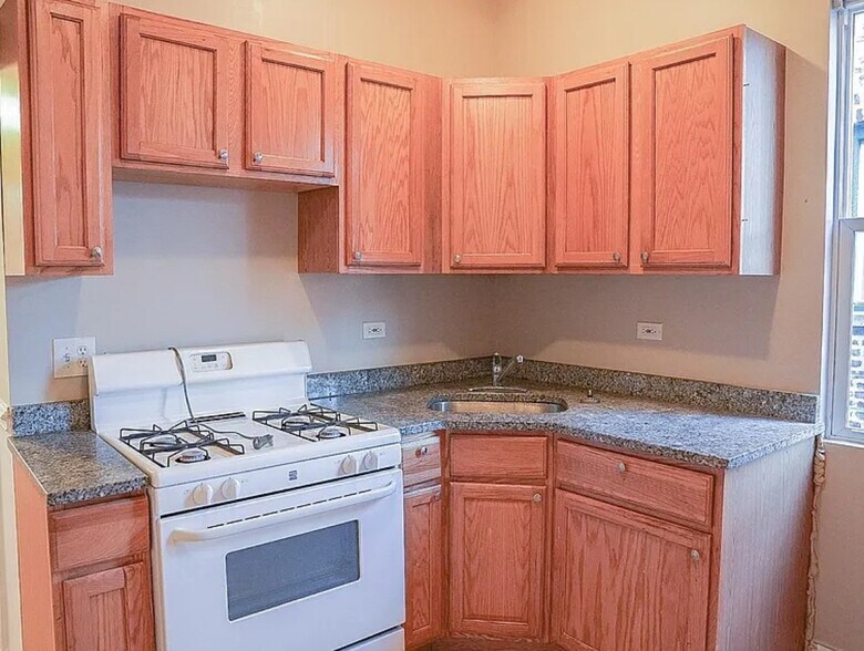 Building Photo - 6225 S Rhodes Ave