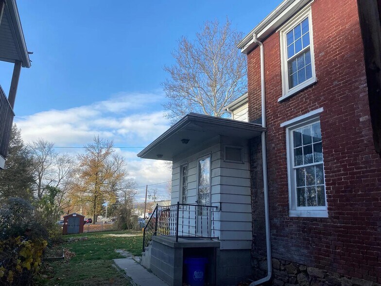 Building Photo - 114 N Brown St