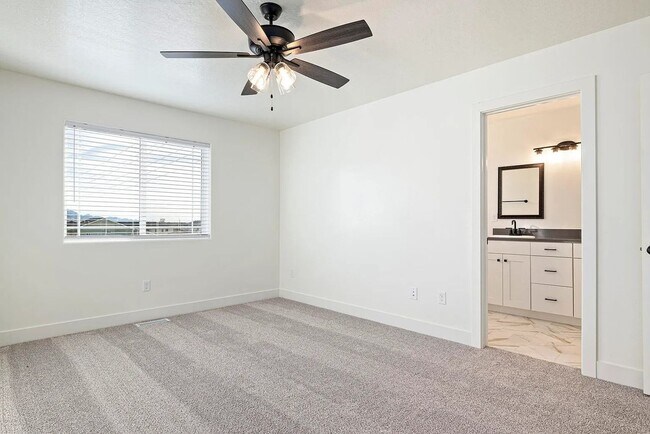 Building Photo - Charming Cedar City 3 Bedroom Townhome!