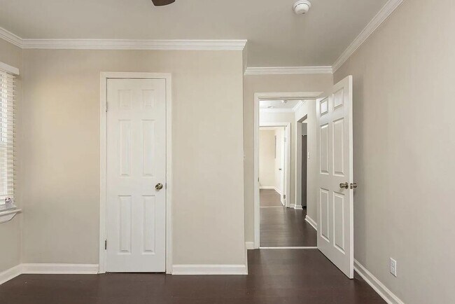 Building Photo - Cozy 2BR Home —1 minute from North Shore / Downtown