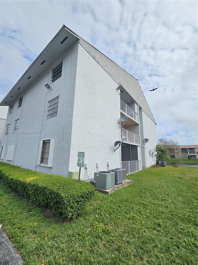 Building Photo - 8475 SW 156th Ct