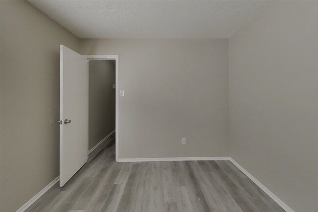 Building Photo - 3815 Regency Dr