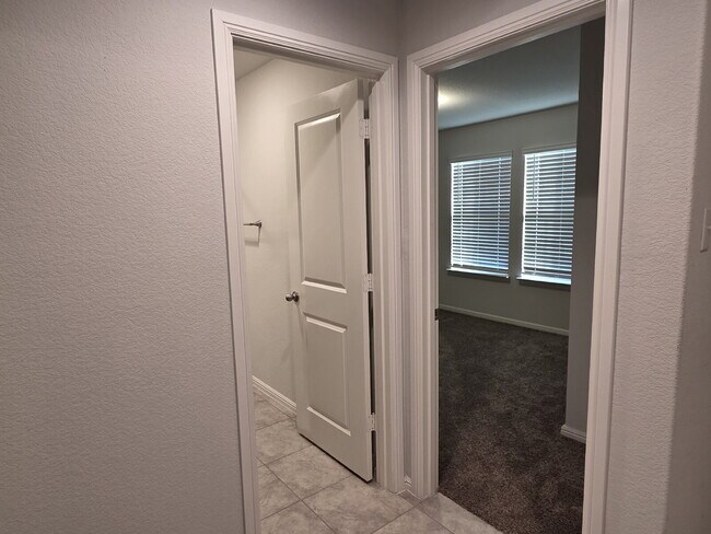 Building Photo - 3128 Winoak Dr