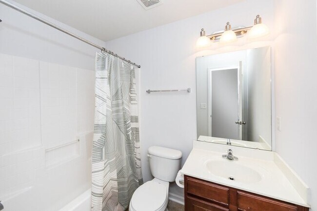 Building Photo - Beautiful 3BD/2.5BA Townhome in the Lions ...
