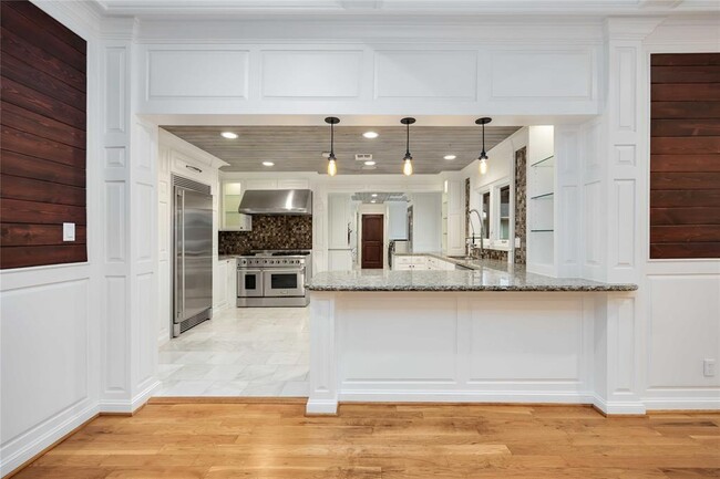 Building Photo - 4031 Fernwood Dr