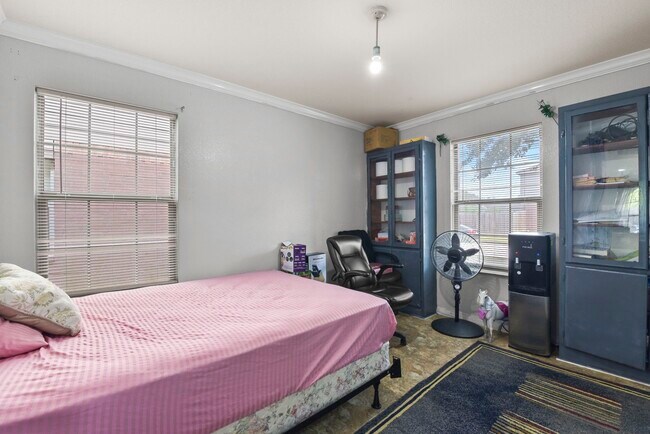 Building Photo - 1022 Americana Dr