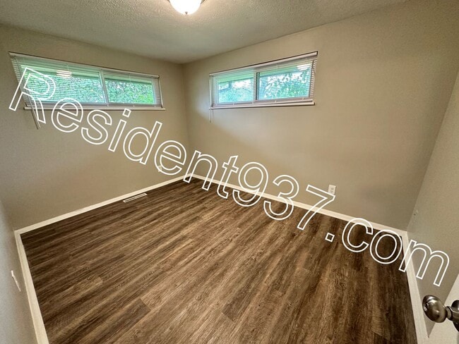 Building Photo - 3 bed 2 bath home.