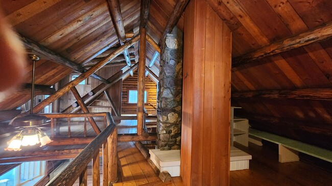 Building Photo - Beautiful Log Cabin in Condon