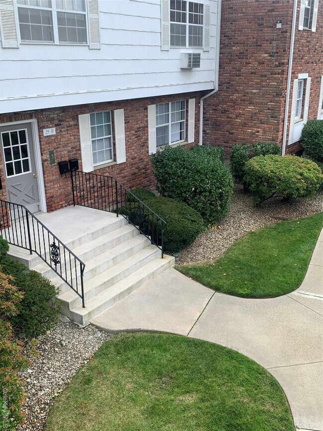 Building Photo - 23 Doxbury Ln