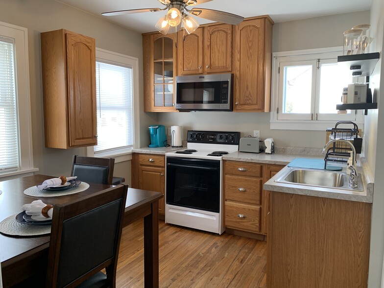 Bright, inviting kitchen! - 514 Center St