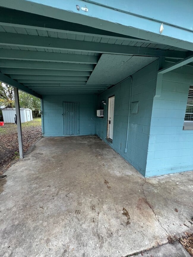 Building Photo - Spacious 3 bedroom 1 bathroom home with ni...