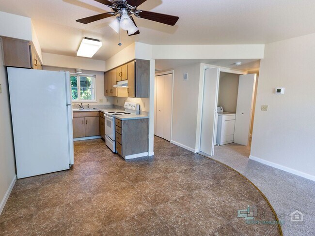 Building Photo - 3493-3493 Hawthorne Ave NE