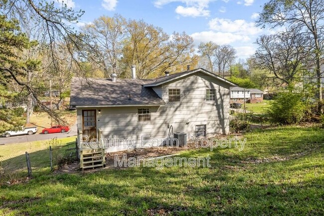 Building Photo - 2836 Creek Ln NE