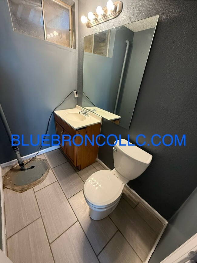 Building Photo - Newly renovated 2 bedroom with fresh paint and new flooring!