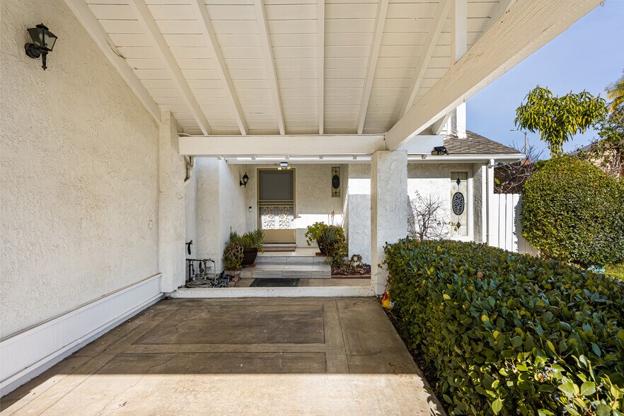 Building Photo - 24681 Creekview Dr