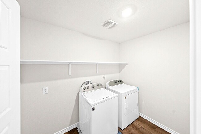 Building Photo - 1 MONTH FREE RENT WITH 18 - 24 MONTH LEASE!!! AVAILABLE THROUGH MARCH ONLY!