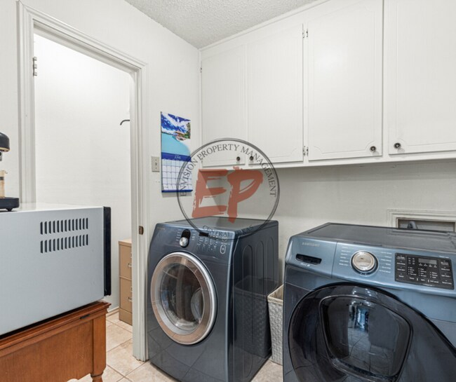 Building Photo - 712 Willow Creek Dr
