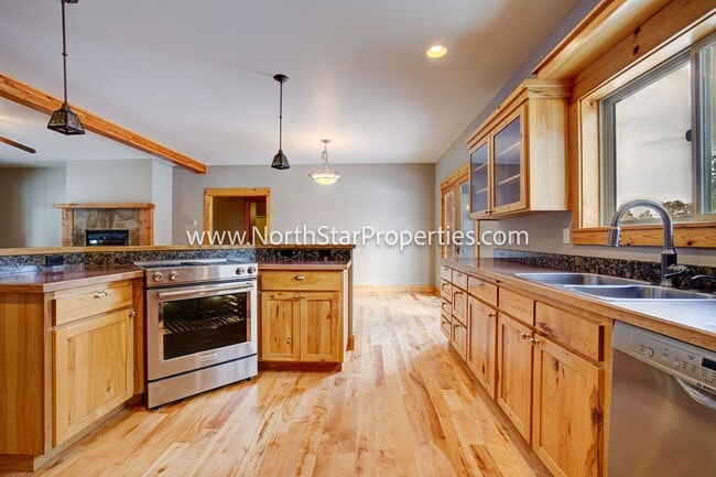 Building Photo - Beautiful Home On 10 Acres. Horse property