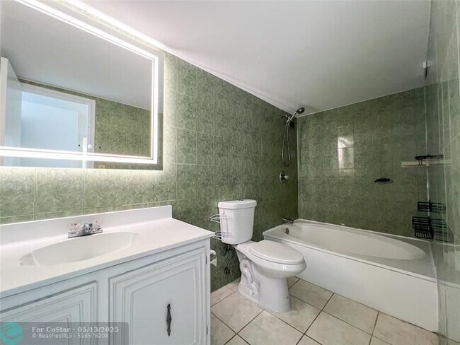 Building Photo - 800 Parkview Dr