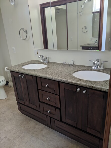 Building Photo - 4228 Greenbush Ave