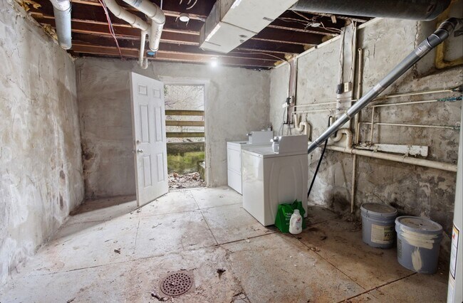 Building Photo - 122 E University Ave