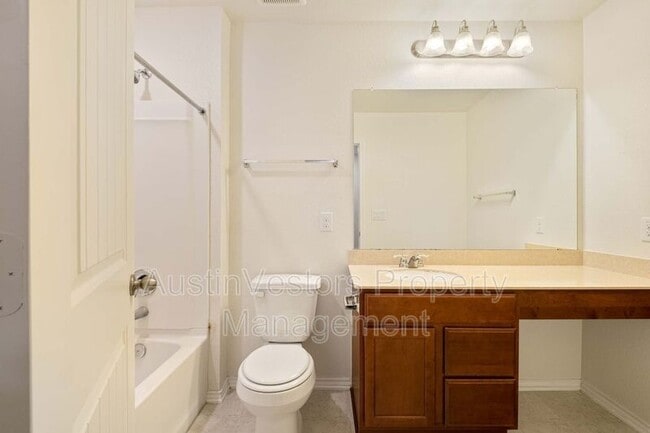 Building Photo - 907 Solitude Dr