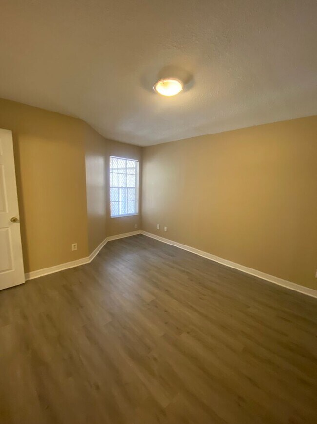 Building Photo - 575 Bloomington Ct