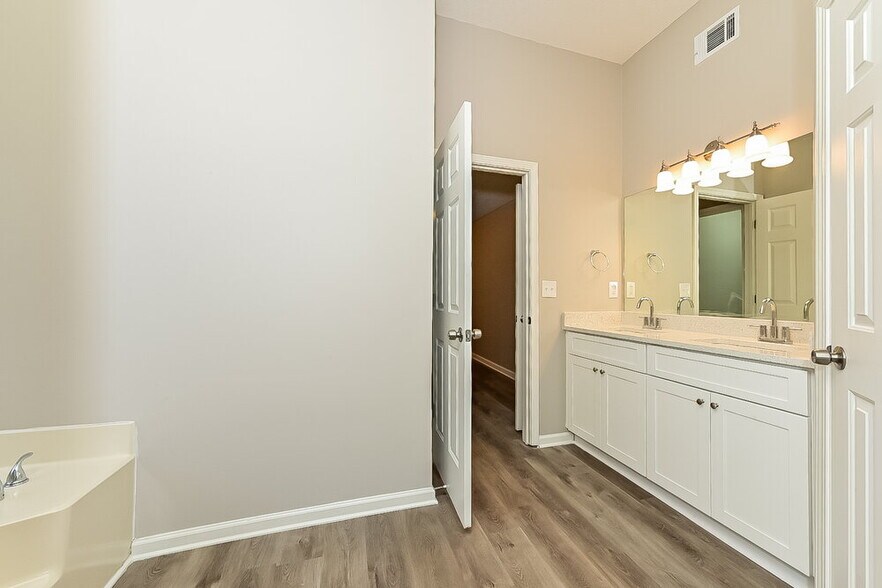 Building Photo - 915 Castlerock Way