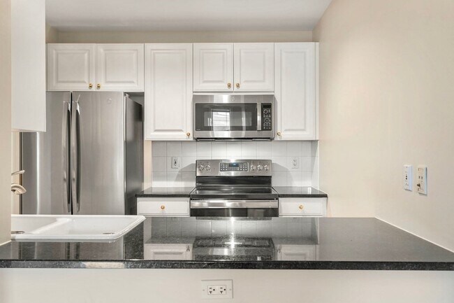 Building Photo - 73 Chelsea St