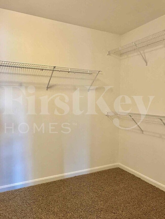 Building Photo - 6176 Fox Run Ln