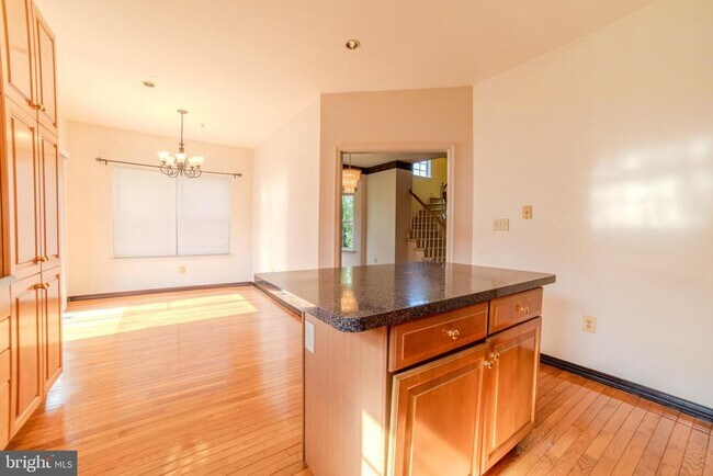 Building Photo - 651 Fawn Cir