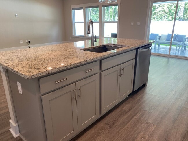 Building Photo - 5 bedrooms 3 bathroom Smart Home