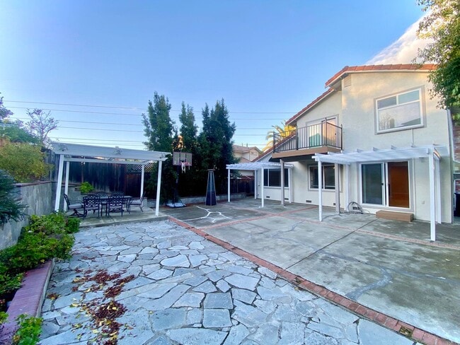 Building Photo - Gorgeous 4-bedroom Home Located in Cameron Hills Neighborhood of Fremont!