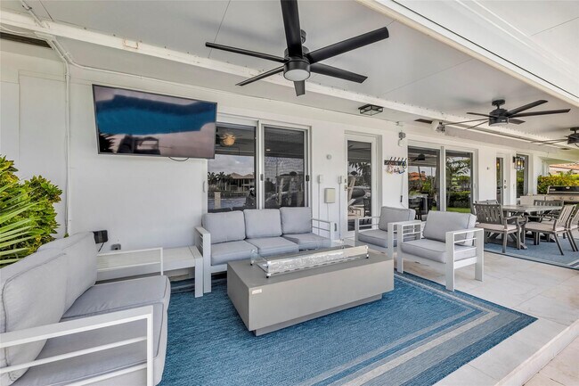 Building Photo - 2005 N Riverside Dr