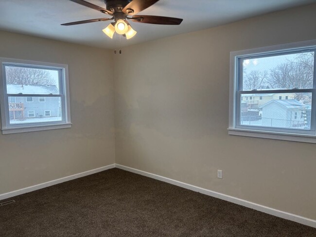 Building Photo - 3 Bedroom, 2 Bath Single Family Home in Clinton, IA