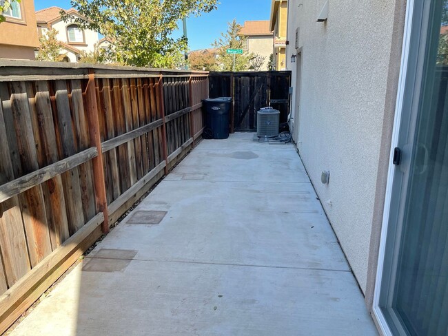 Building Photo - MODERN NEWER 3 BEDROOM 2 STORY FAIRFIELD *...