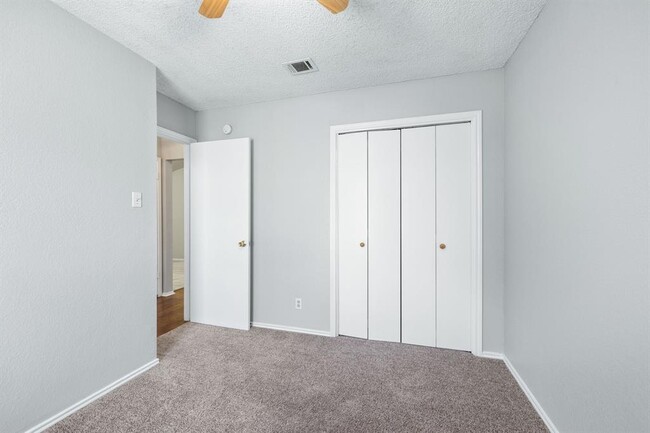 Building Photo - 6002 Parkwood Dr
