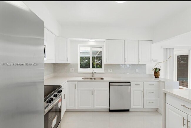 Building Photo - 7160 SW 5th Ct