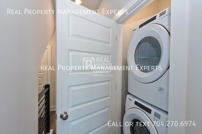 Building Photo - 2140 Terwilliger Terrace