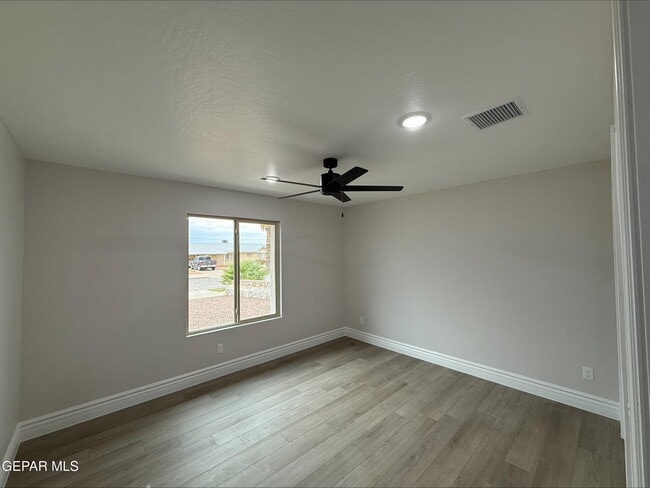 Building Photo - 2633 Dunoon Dr