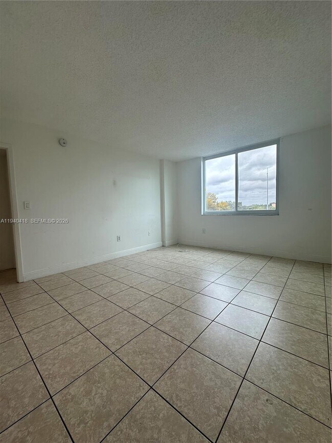 Building Photo - 919 Hillcrest Dr