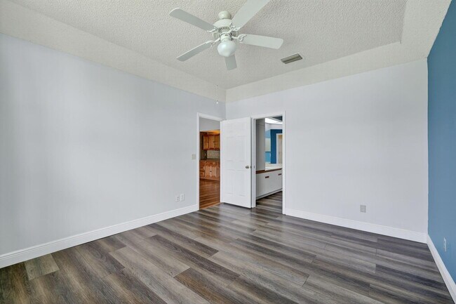 Building Photo - 6101 SE Landing Way