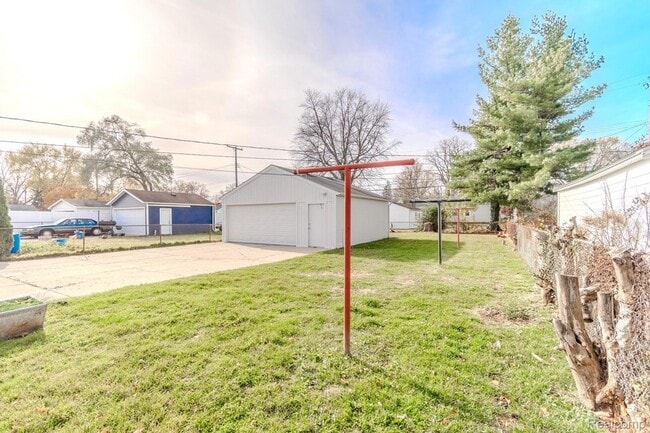 Building Photo - 629 N Vermont Ave