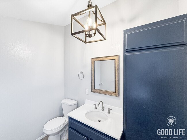 Building Photo - Beautiful 2B/2.5BA Townhome w/ Attached Ga...