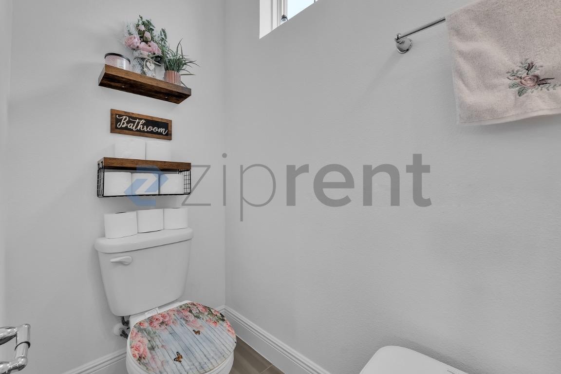 Building Photo - Unit