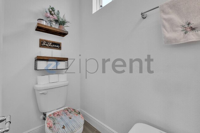Building Photo - Unit