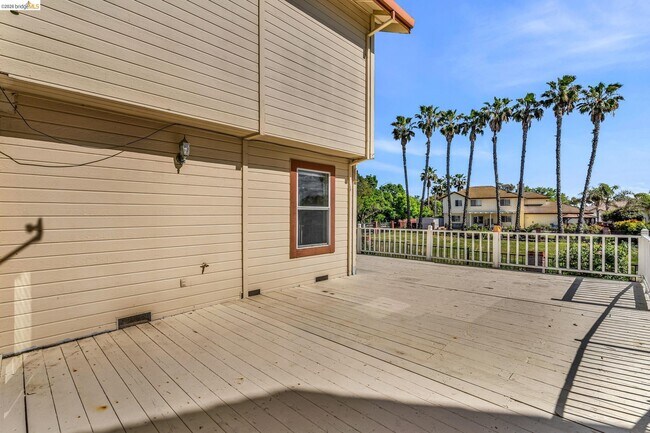 Building Photo - 5650 Edgeview Dr